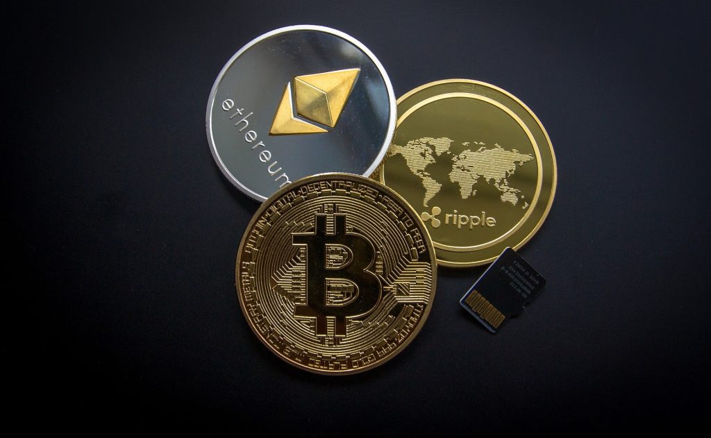 As criptomoedas nada mais são do que moedas virtuais, utilizadas para a realização de pagamentos em transações comerciais.