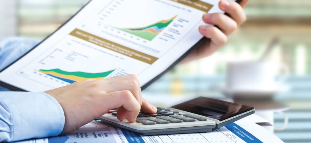 A maioria dos investidores escolhem fundos mútuos de investimento com base no desempenho obtido no passado pelo fundo. A maioria dos investidores escolhem fundos mútuos de investimento com base no desempenho obtido no passado pelo fundo.